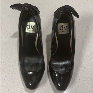DOLCE VITA black patent leather pumps bow detail